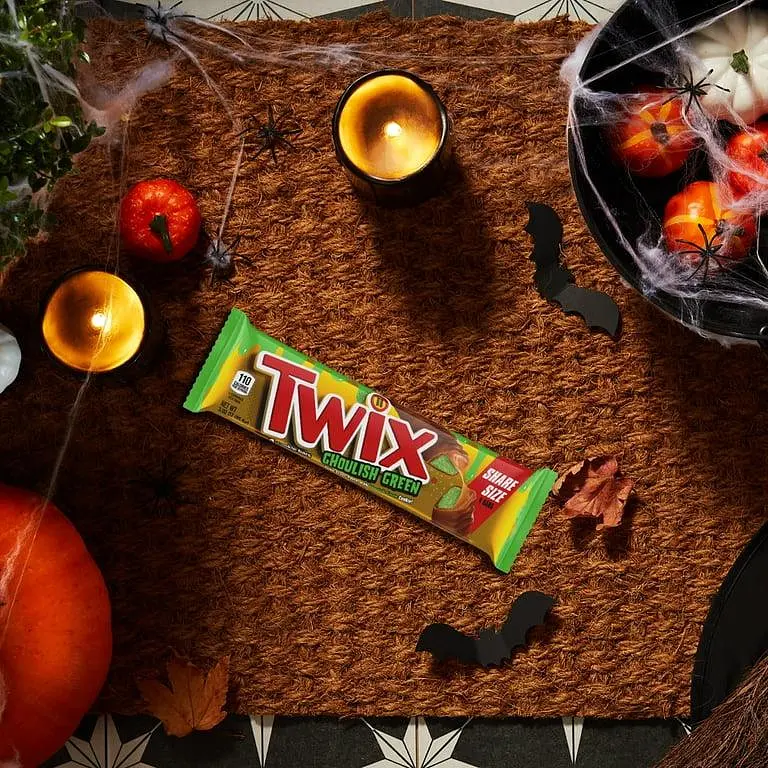 Шоколадний батончик Twix Caramel Ghoulish Green Halloween з карамеллю 85.6 г - фото 5