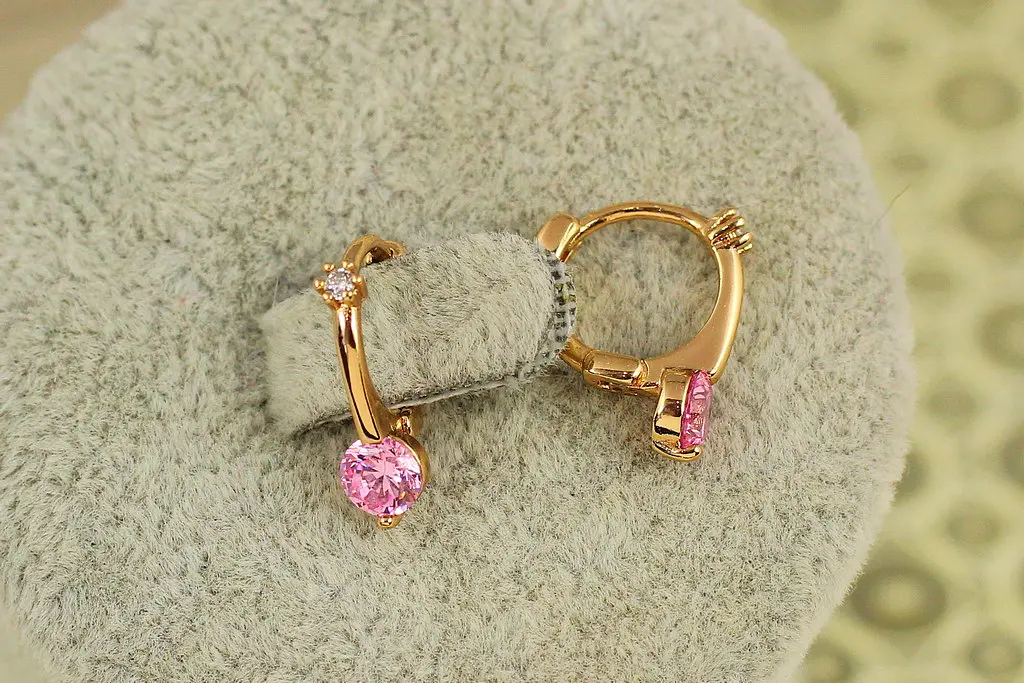 Сережки дитячі Xuping Jewelry Чарівність із рожевим каменем 1,5 см золотисті - фото 2