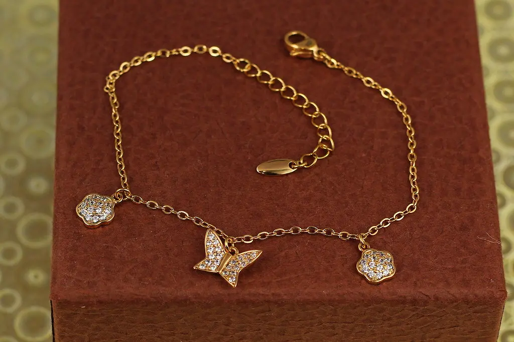 Браслет Xuping Jewelry з підвісками метелик з квіточками 17 см подовжувач 3 см золотистий