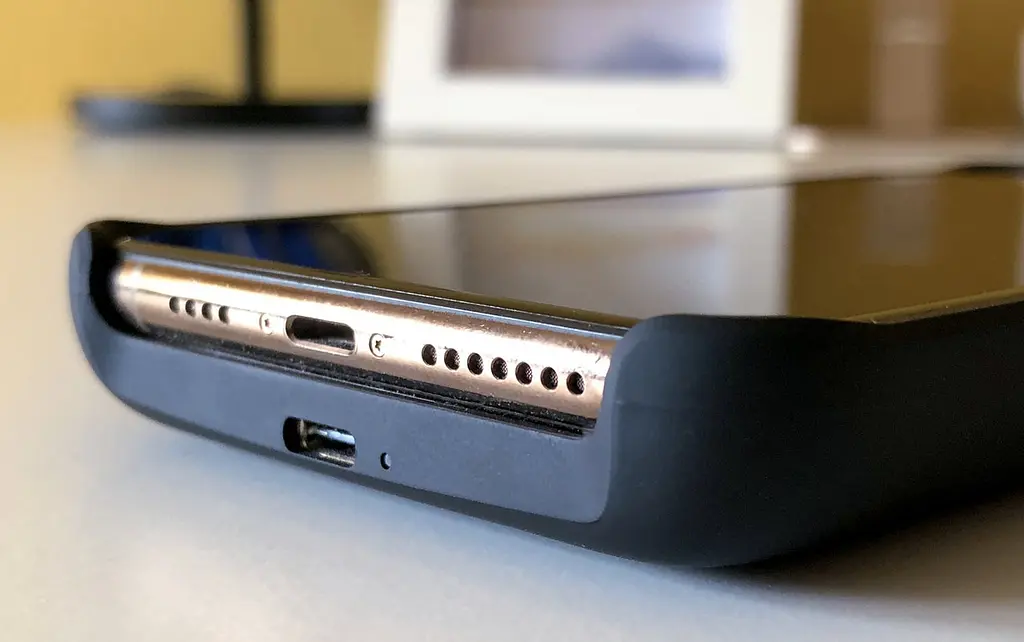 Чохол-акумулятор із бездротовою зарядкою Mophie Juice Pack Access Power Bank 2200 mAh для iPhone XS Max (6.5") Black - фото 5