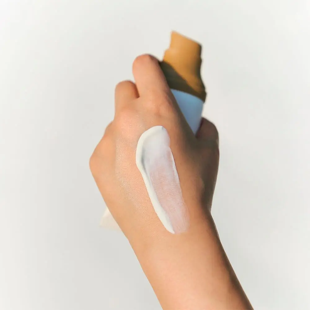 Сонцезахисний легкий крем із центеллою Madagascar Centella Air-Fit Suncream Light SKIN1004 50 мл - фото 2