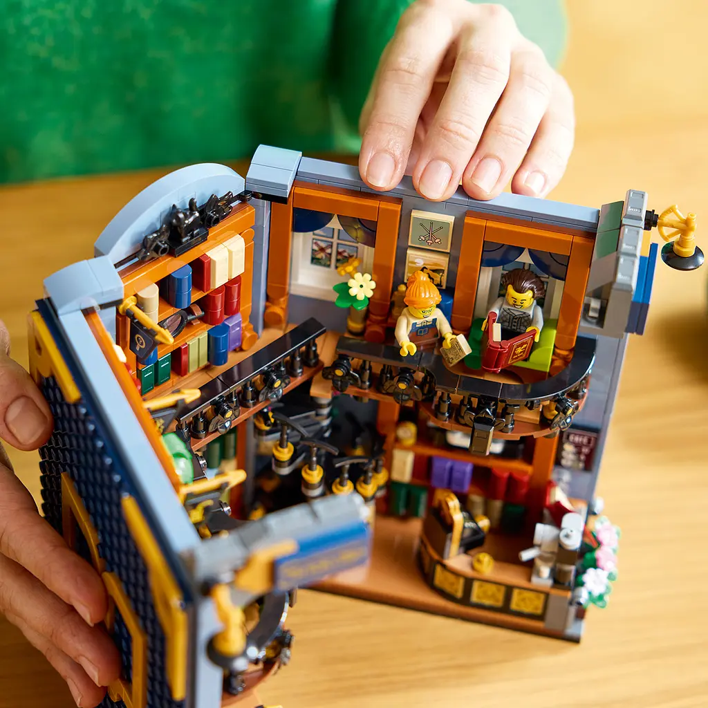 Конструктор LEGO Icons Книгарня: книжковий куточок 1690 ел. (11379) - фото 15
