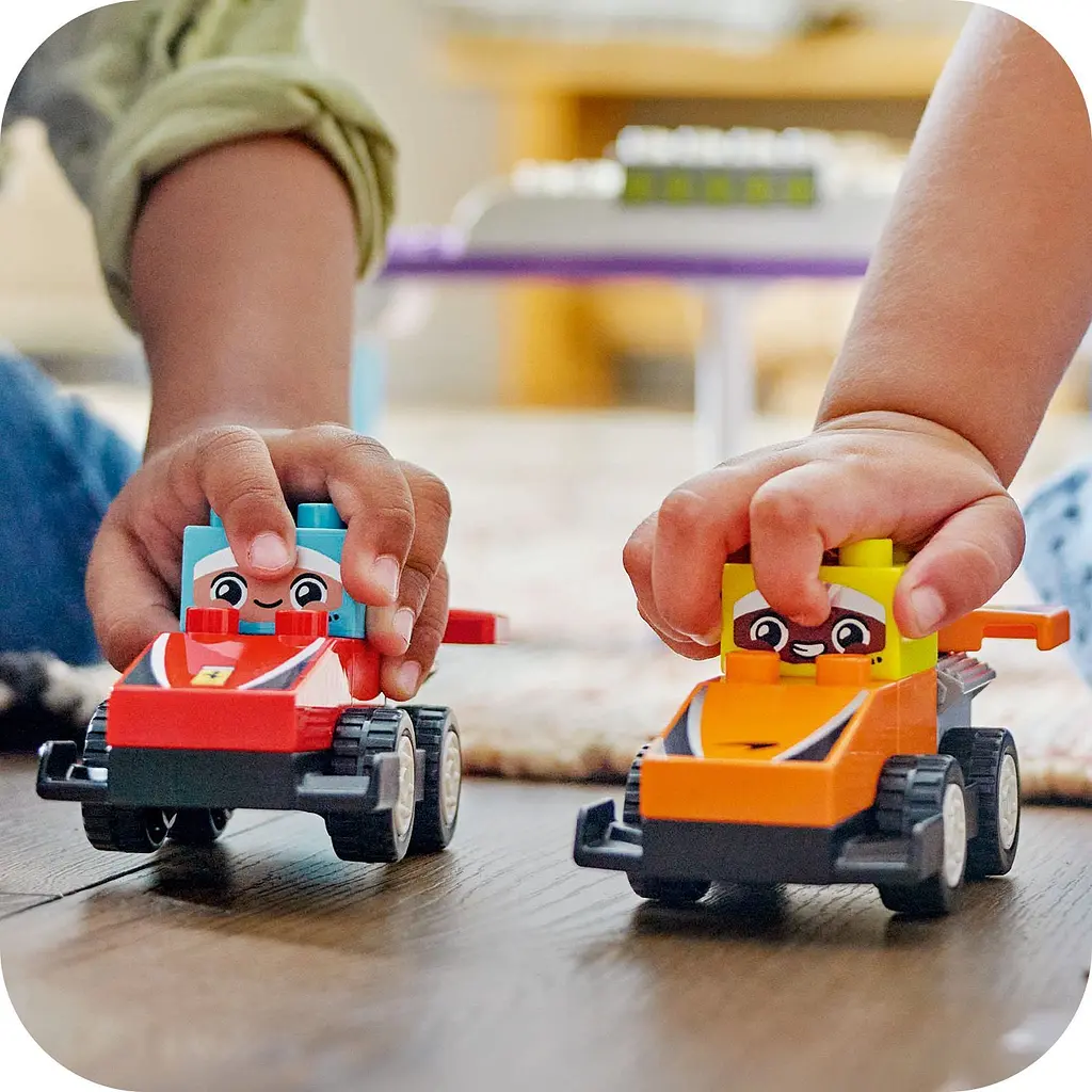 Конструктор LEGO DUPLO Автомобили для гонок и пилоты команд Формулы-1, 70 деталей (10445) - фото 9