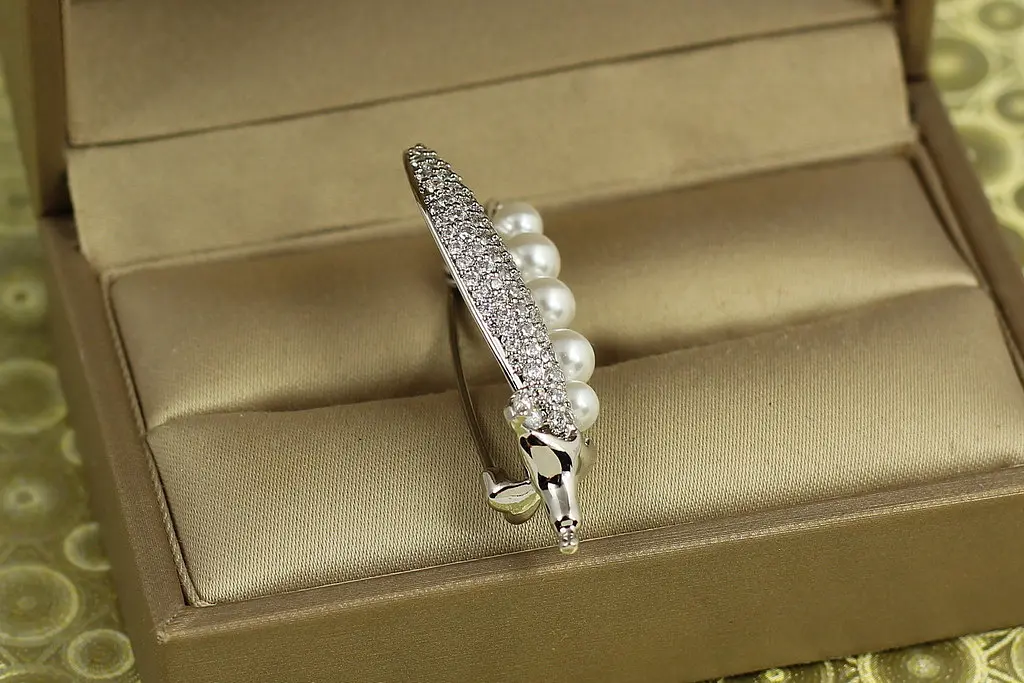 Брошка Xuping Jewelry Стручок з перлинами 4 см срібляста - фото 2