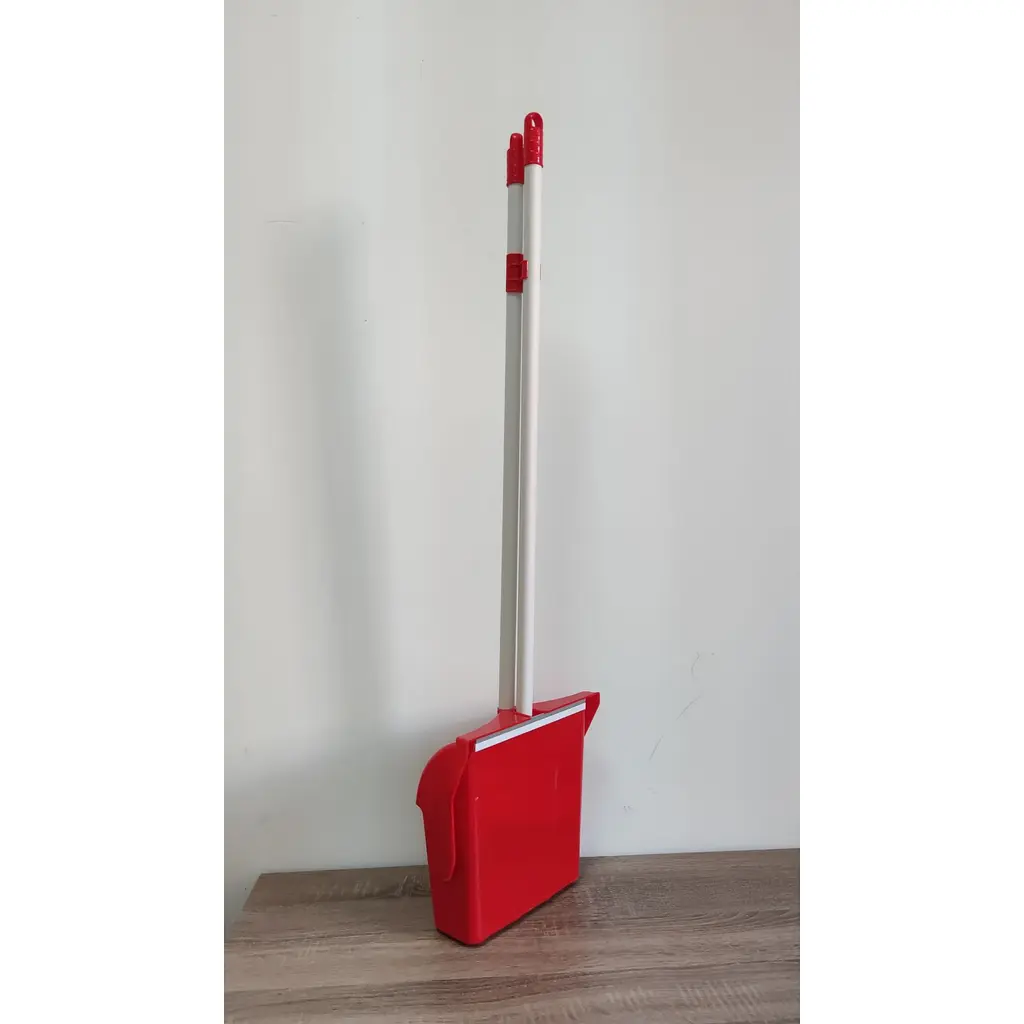 Совок для прибирання Zambak Plastik з довгою ручкою червоний (ZP-213r) - фото 3