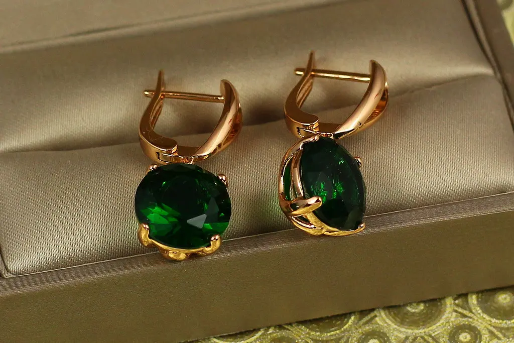 Сережки підвіски Xuping Jewelry із великим зеленим каменем 2,8 см золотисті - фото 2