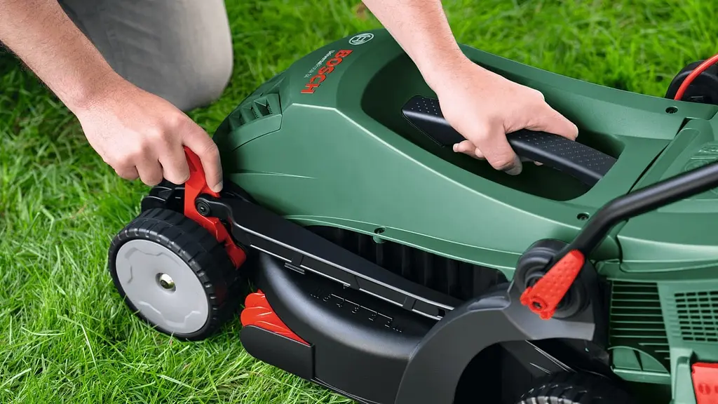 Газонокосарка електрична Bosch UniversalRotak (0.600.8A6.401) - фото 2