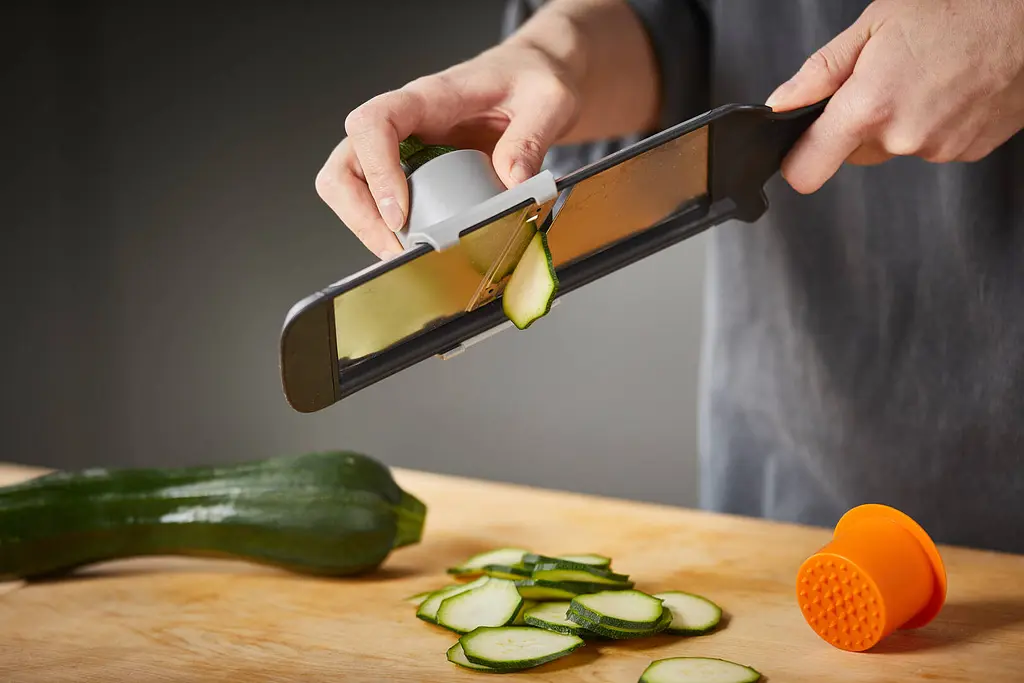 Тертка для овочів Fiskars Functional Form 1014416 - фото 4