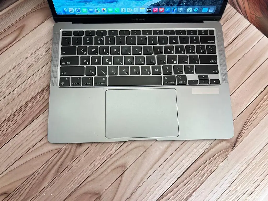 Ноутбук Apple MacBook Air 13" 2020 A2337 M1/8/256 (FVFFTD7VQ6L4) Б/в - фото 2