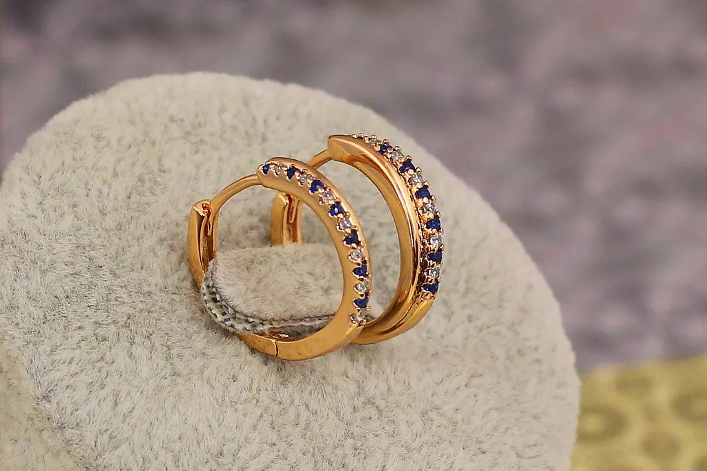 Сережки кільця Xuping Jewelry доріжка із синіх і білих з камінців 1,7 см золотисті - фото 2