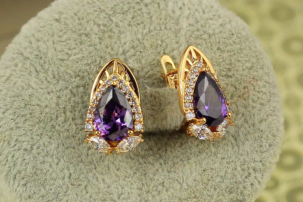 Сережки Xuping Jewelry перформанс з фіолетовим каменем 1,8 см золотисті - фото 2