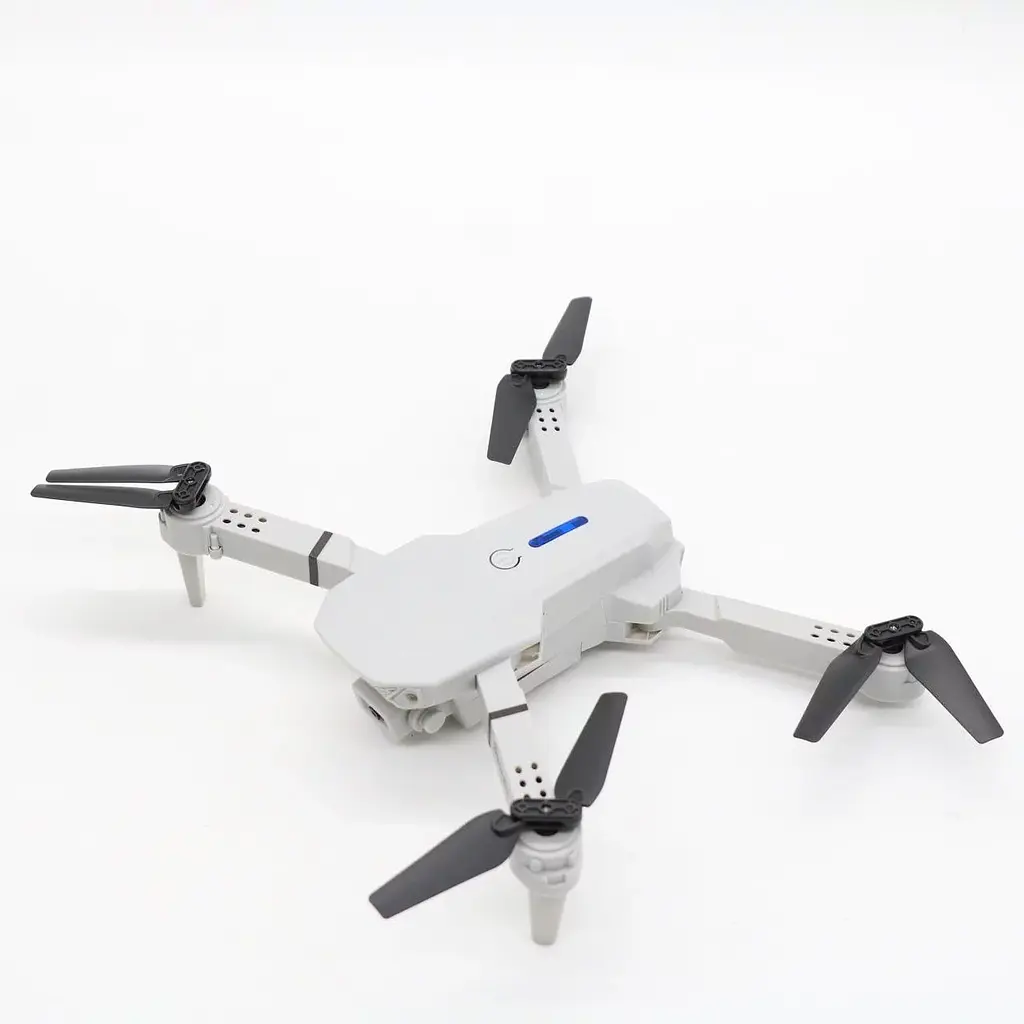 Детский квадрокоптер MHZ E88 дрон для детей с камерой HD FPV до 20 мин полета с чехлом аккумулятор Белый - фото 2