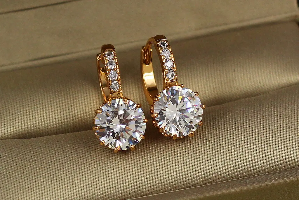 Сережки Xuping Jewelry з великим білим каменем і круглою застібкою 2 см золотисті - фото 2