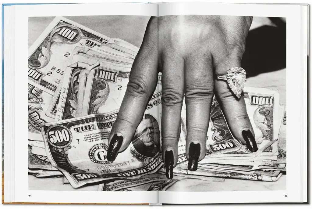 Helmut Newton - Сара Мовер - фото 10