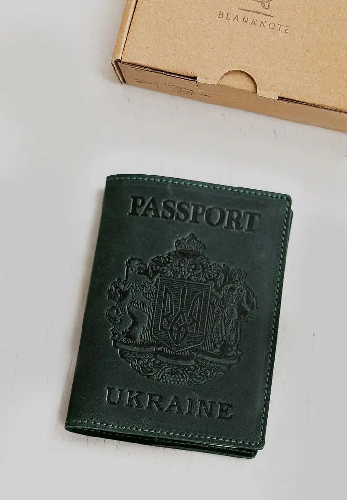 Шкіряна обкладинка для паспорта з українським гербом зелена - фото 2