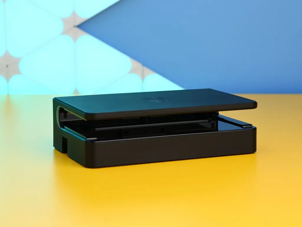 Портативна ігрова консоль Nintendo Switch OLED with Neon Blue and Neon Red Joy-Con (045496453442) Б/У [171927] - фото 6
