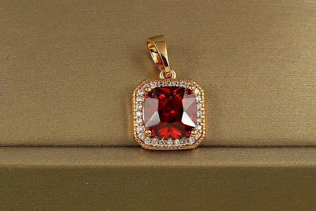 Набір Xuping Jewelry ромб в обідку із фіанітів з чевоним каменем золотистий - фото 3