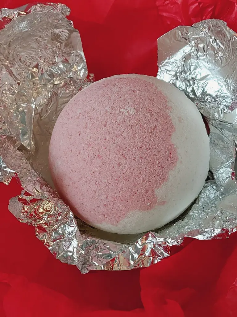 Біло-червона бомбочка для ванни Svich Shop Духмяна троянда 180 г - фото 3