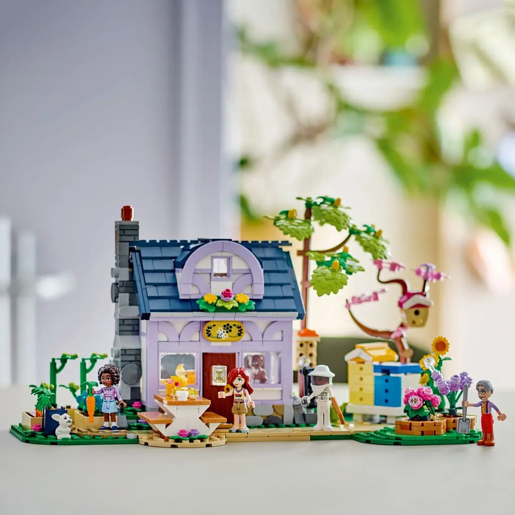 Конструктор LEGO Friends Домик и цветник пчеловодов 1161 деталь (42669) - фото 3