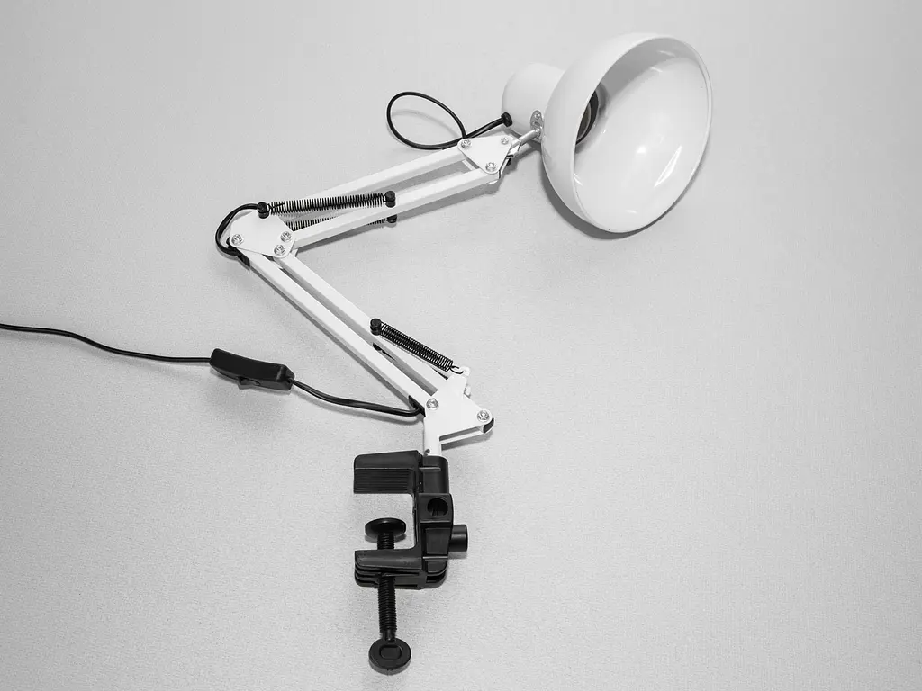 Стильна біла настільна лампа Pixar - фото 3