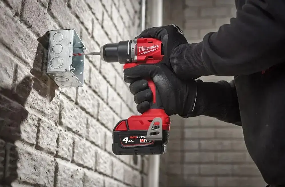 Шурупокрут-дриль акумуляторний Milwaukee М18 BLPDRC-422С 18В 1х2 А/год 1х4 А/год 60 Нм 500 1700 об/хв ЗП M12-18C кейс 1.5 кг - фото 2