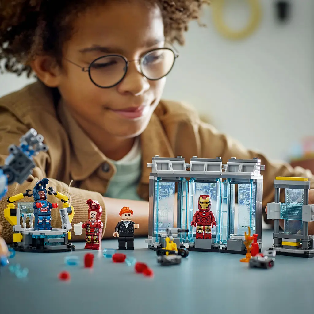 Конструктор LEGO Marvel Super Heroes Лаборатория Железного Человека зал доспехов 384 детали (76315) - фото 11