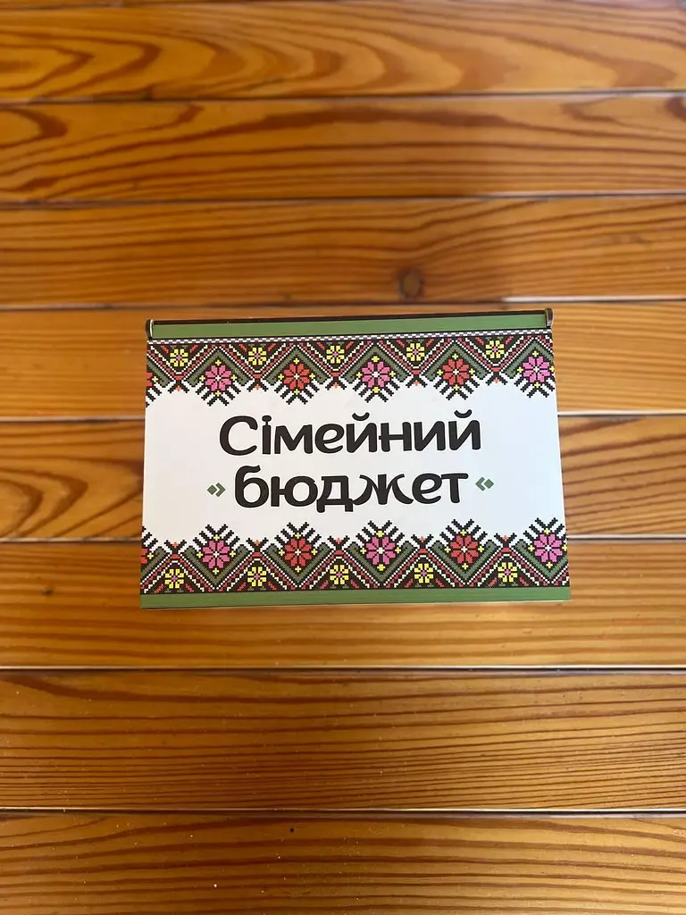 Дерев'яна скринька для грошей "Бюджет сім'ї: Колір (Зелена Вишивка). - фото 2