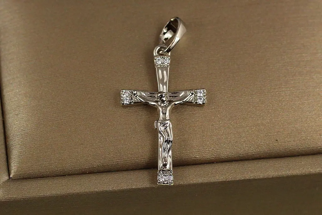 Хрестик Xuping Jewelry хрестик із двома фіанітами по краях 2,5 см сріблястий