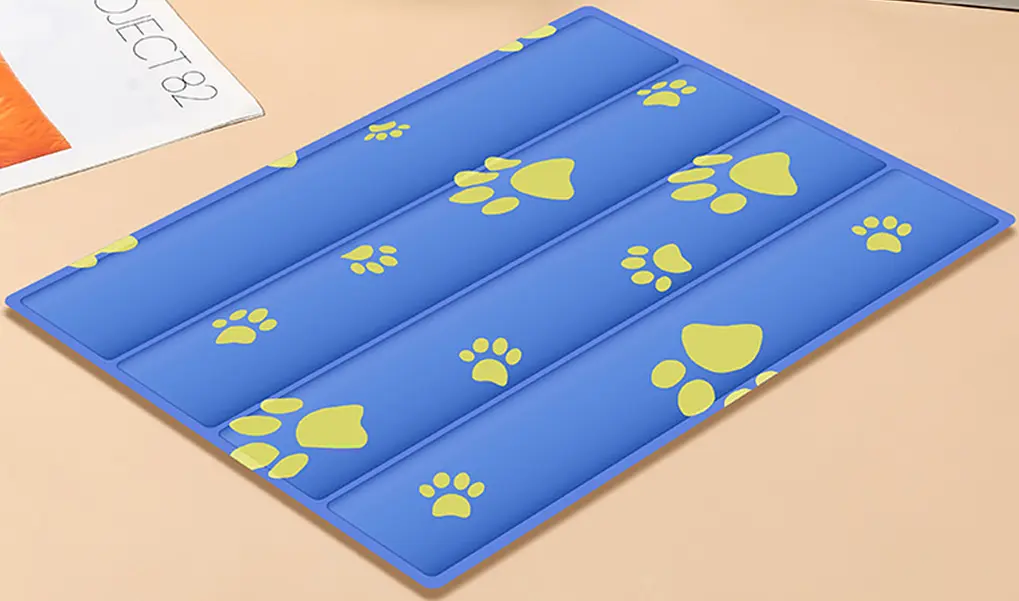 Охолоджуючий килимок для собак та кішок GEL Material Summer Pet Cooling Mat Ukrainian paws 45х60 см - фото 2