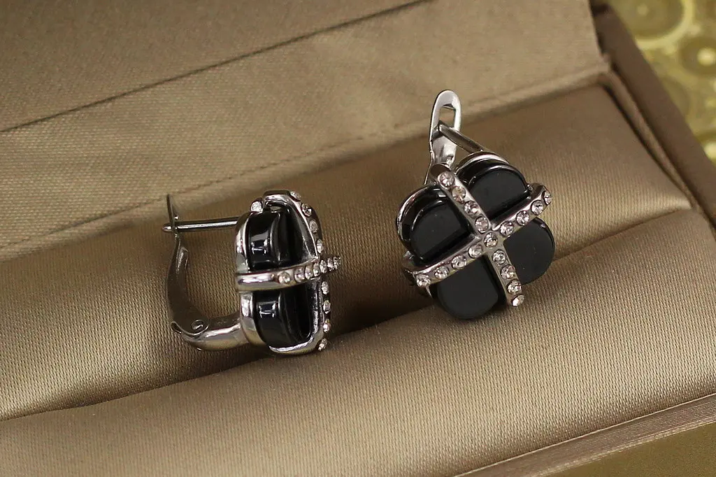 Сережки Xuping Jewelry конюшина з камінням навхрест із чорною керамікою 1.3 см сріблясті - фото 2