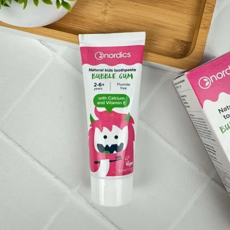Дитяча зубна паста Nordics Kids Bubble Gum, 50 мл, 26 років, з гідроксиапатитом та кальцієм, без фтору, зі смаком жувальної (3800500324456) - фото 5