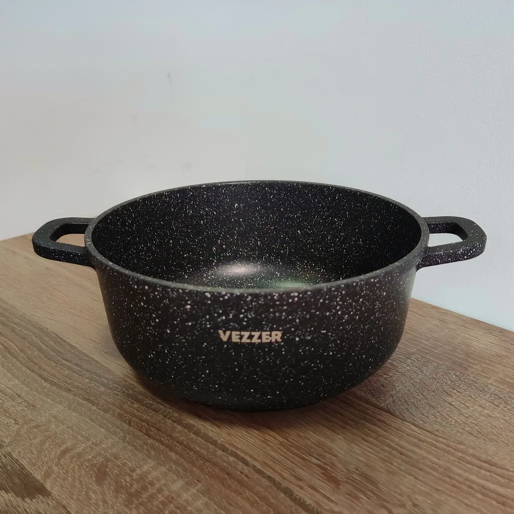 Каструля Vezzer з кришкою та силіконовими накладками на ручки 22 см 3.5 л чорна (VZ8005) - фото 6