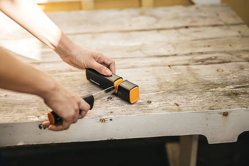 Сокира-колун Fiskars X25 XL (1015643) + Точило для сокир і ножів Fiskars (1060003) - фото 6