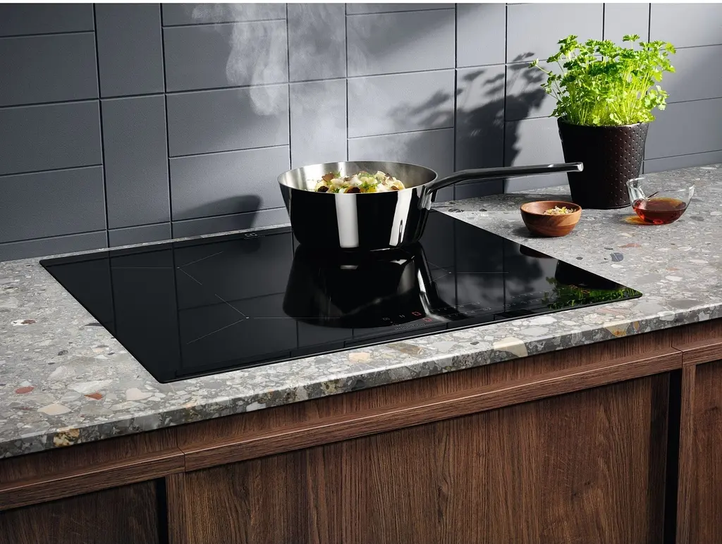 Варильна поверхня індукційна Electrolux 60 см Hob2Hood чорний - фото 8