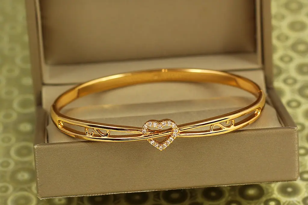 Браслет бэнгл Xuping Jewelry Сияние сердца 60 мм на руку от 17 до 19 см золотистый - фото 2