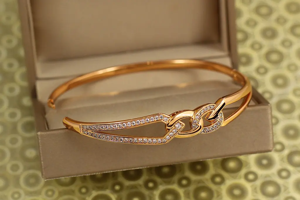 Браслет бэнгл Xuping Jewelry Связь судьбы 60 мм на руку от 17 до 19 см золотистый - фото 2