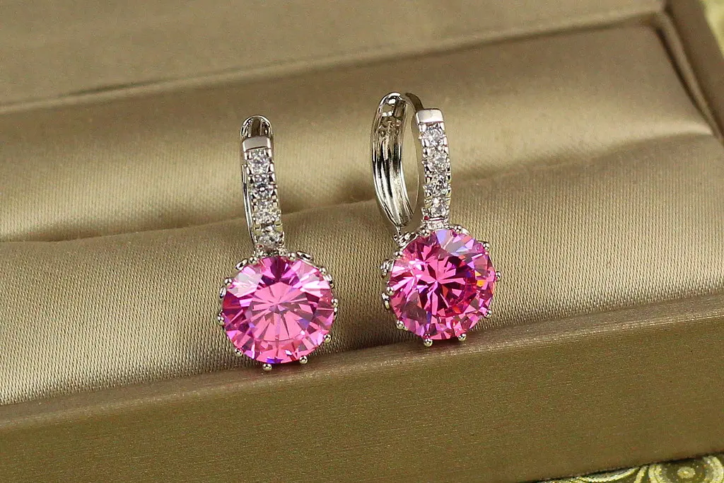 Сережки Xuping Jewelry з великим рожевим каменем і круглою застібкою 2 см сріблясті - фото 2