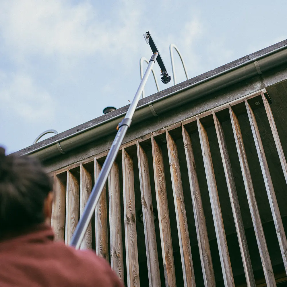 Щітка для очищення жолобів Fiskars OneClick + ручка L, 220–400 см (1080718) - фото 3