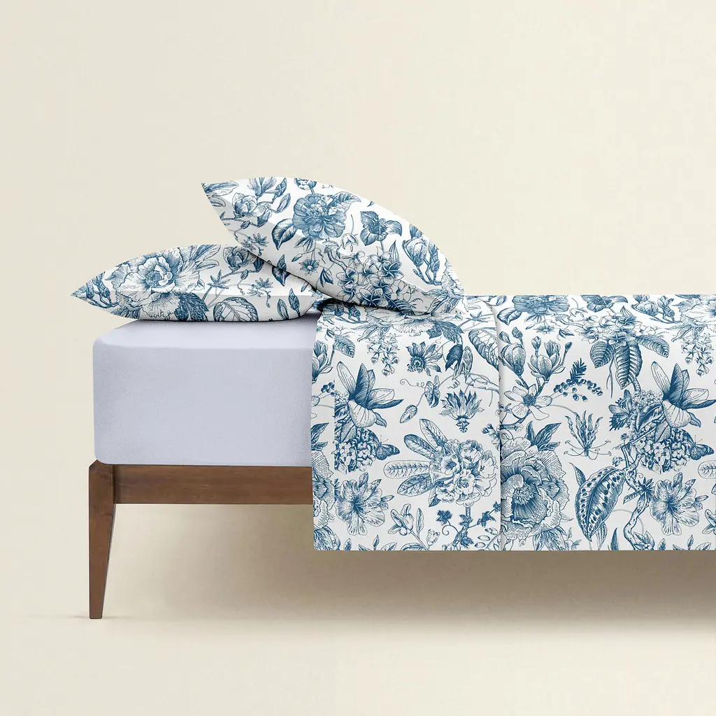 Комплект постільної білизни Cosas євро з простирадлом на резинці SWEDISH FLORAL CS5 200 x 220 см (FlowersYardBlueWhite_El-96Silver_200) - фото 2