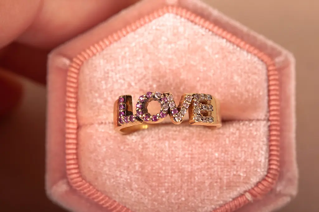Каблучка LOVE з жовтого золота з фіанітами 16.5 K-0156