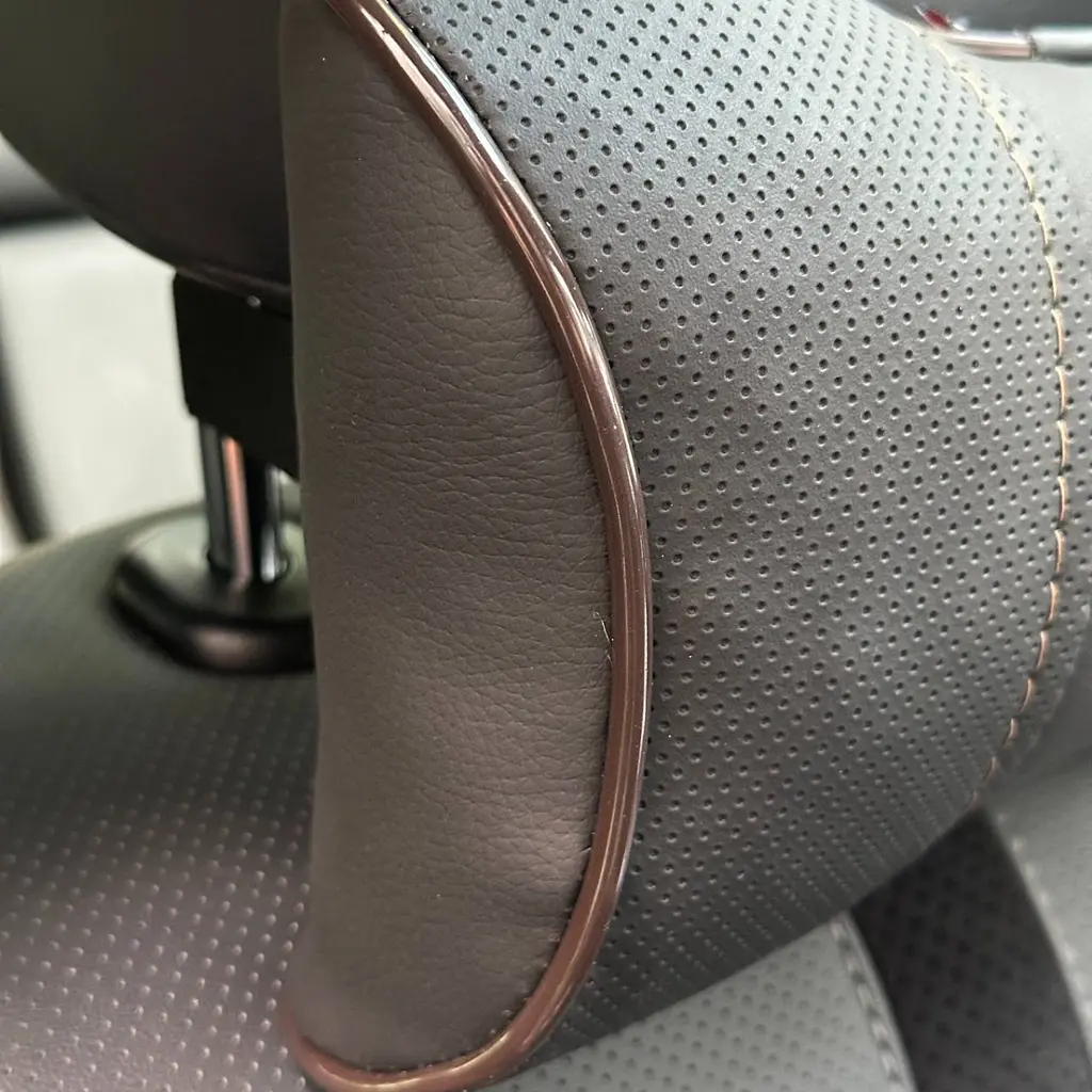 Подушка на підголівник з логотипом Audi Екошкіра 3D Кольоровий лого Чорна-Коричневий кант 1 шт - фото 3
