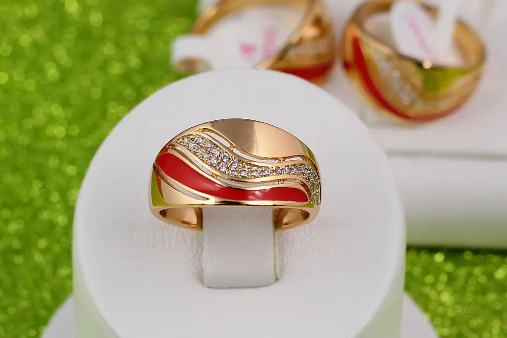 Кільце Xuping Jewelry широке гладке з червоною смугою р 16 золотисте - фото 2