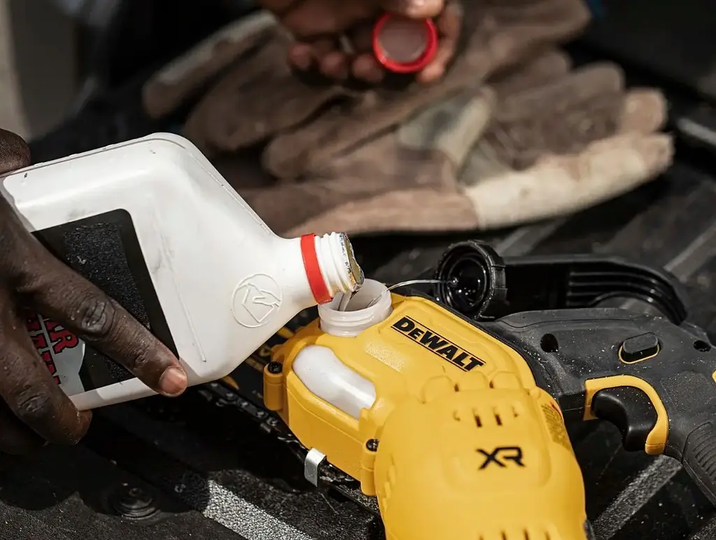 Акумуляторна міні-пилка DeWalt без АКБ та ЗП DCMPS520N - фото 9