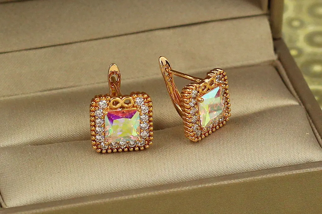 Сережки Xuping Jewelry вічність з каменем хамелеон 1,3 см золотисті - фото 2