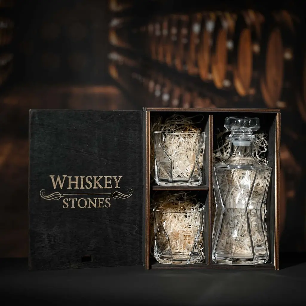 Подарунковий набір віскі Whiskey Stones №12 у дерев'яному пеналі - графин + склянки Bormioli Rocco Cassiopea - фото 2