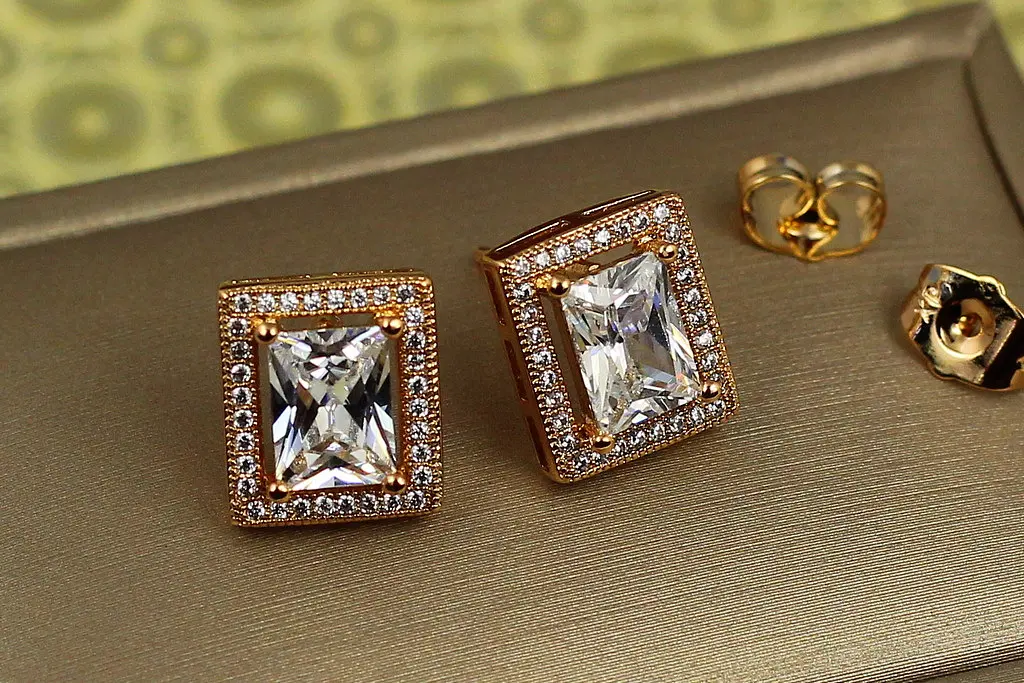 Сережки гвоздики Xuping Jewelry прямокутний обідок з білим фіанітом 1.3 см золотисті - фото 2