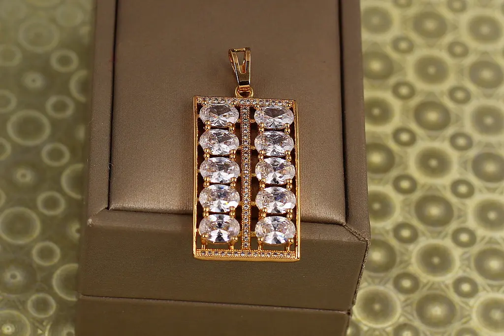 Кулон Xuping Jewelry прямокутник білі камені в два ряди 3,2 см золотистий