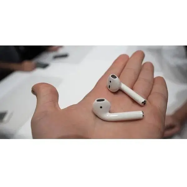 Беспроводная гарнитура Apple AirPods MMEF2 оригинал - фото 4
