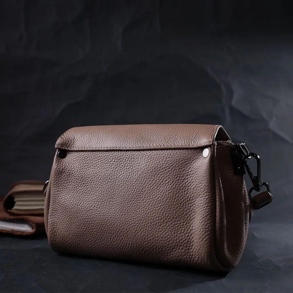 Компактна шкіряна сумка з трикутним клапаном Vintage 22256 бежева - фото 8