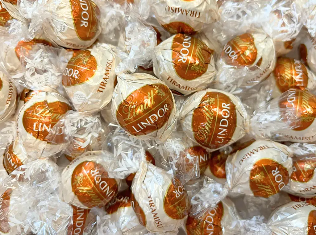 Шоколадні цукерки Lindt Lindor Tiramisu Milk Chocolate Truffles 200г - фото 5